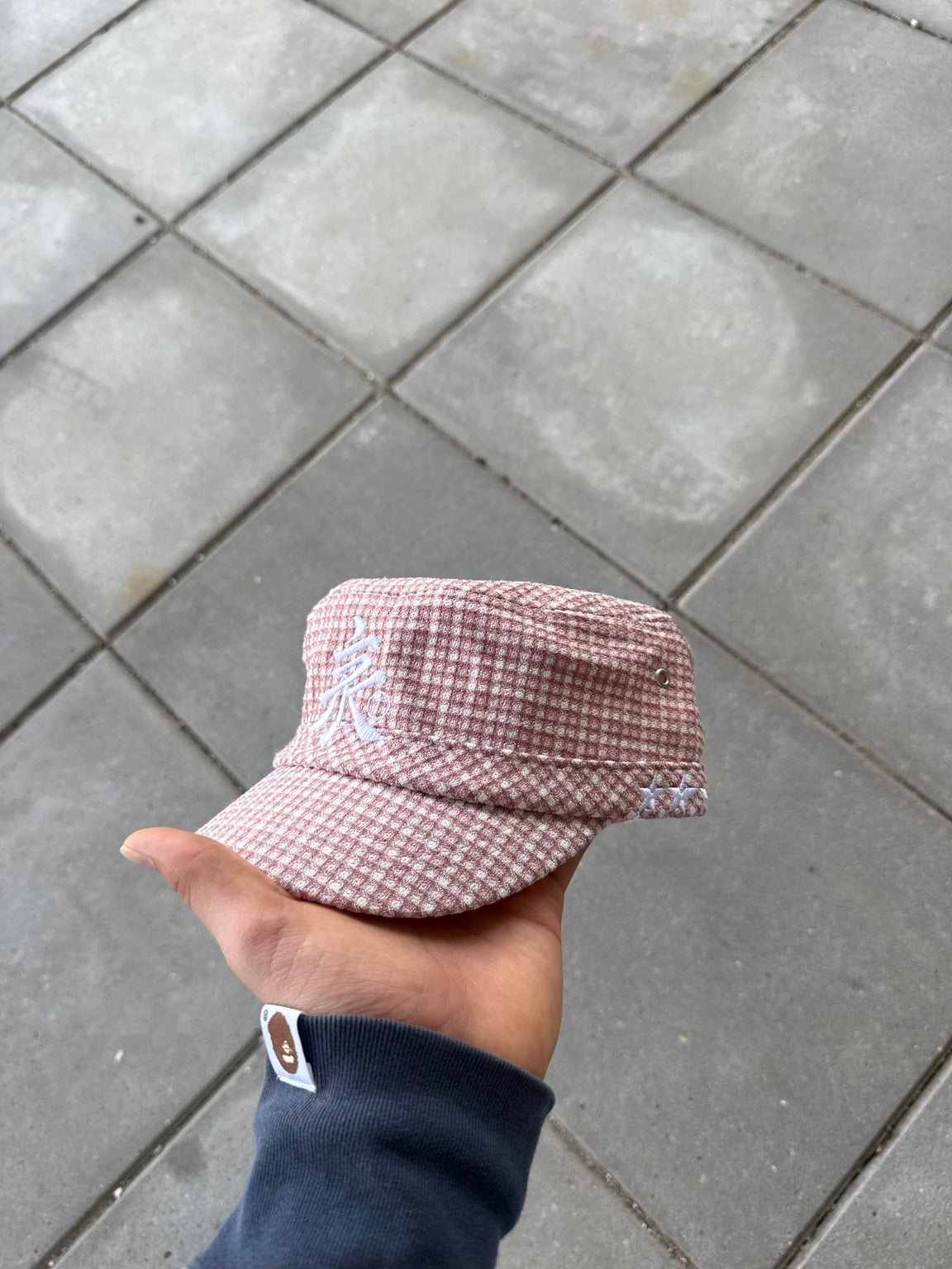 Lyserød Tarigano-kasket – side