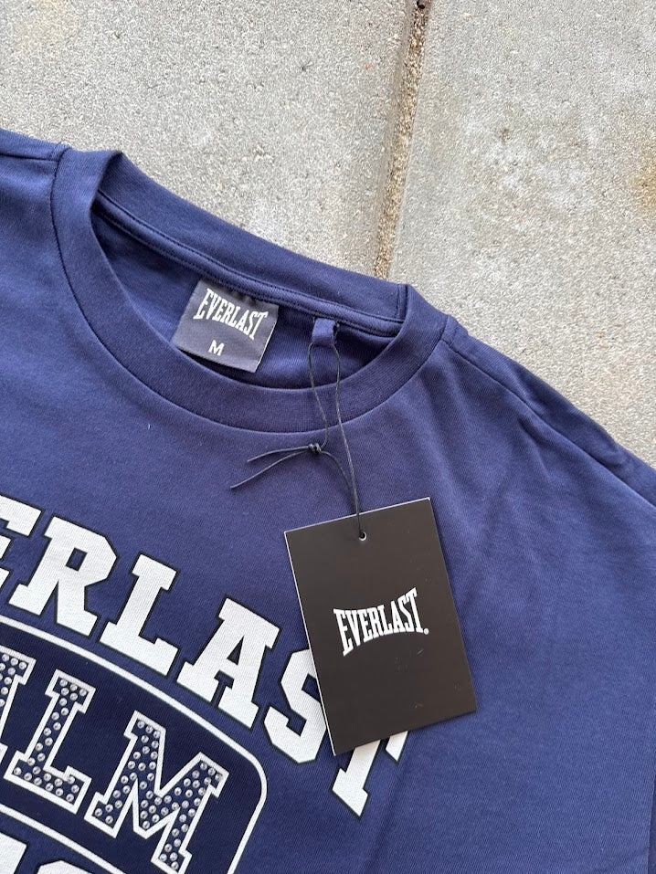 Mørkeblå Corm × Everlast T-shirt – detalje